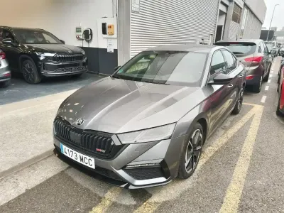 Usado Skoda Octavia RS 245 CV (180 kW) 2022 Gris/plata