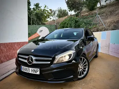 Usado Mercedes A180 AMG line 109 CV (80 kW) 2014 Negro Utilitario