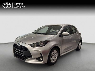 Usado Toyota Yaris Hybrid Active 116 CV (85 kW) 2021 Gris / plata Berlina