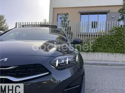 Usado Kia Ceed GT GT-Line 136 CV (100 kW) 2023 Gris / plata Familiar