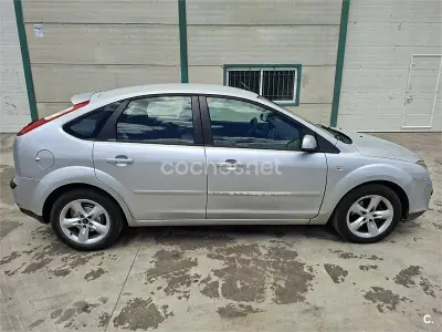 Usado Ford Focus Trend 109 CV (80 kW) 2005 Gris / plata Berlina