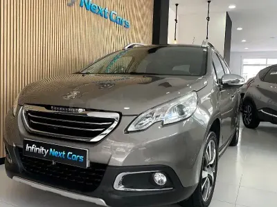 Usado Peugeot 2008 Allure 100 CV (73 kW) 2015 Gris / plata SUV
