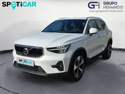 Używany Volvo XC40 Core 163 KM (119 kW) 2023 Biały SUV