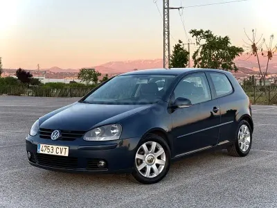 Usado VW Golf IV Sportline 115 CV (84 kW) 2004 Gris / plata Berlina