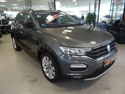 Usado VW T-Roc Advance 150 CV (110 kW) 2022 Gris / plata SUV