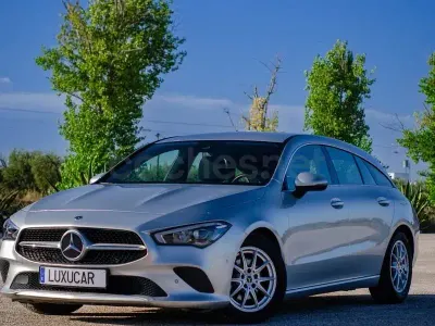 Usado Mercedes CLA200 Shooting Brake 150 CV (110 kW) 2021 Gris / plata Familiar