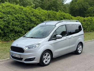 Käytetty Ford Tourneo Courier Trend 95 HP (69 kW) 2015 Harmaa Tila-auto