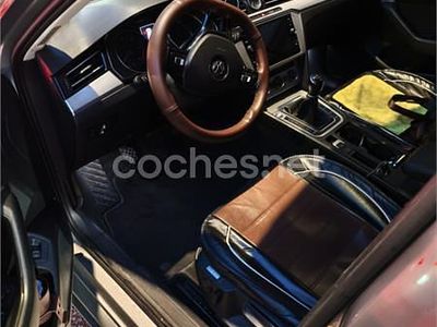 Usado VW Passat Advance 120 CV (88 kW) 2018 Gris / plata Familiar