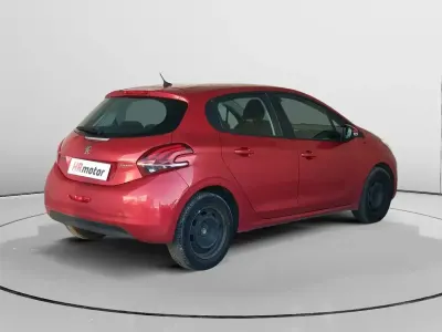 Usado Peugeot 208 Signature Sky 82 CV (60 kW) 2018 Rojo Utilitario