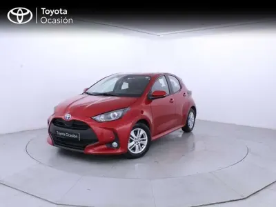 Begagnad Toyota Yaris Hybrid Active 116 HK (85 kW) 2022 Röd Halvkombi