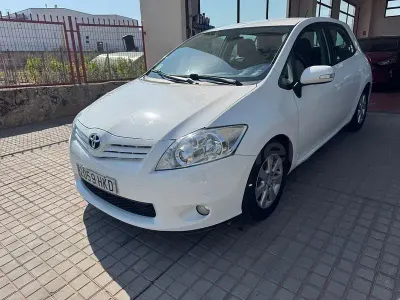 Usado Toyota Auris Active 90 CV (66 kW) 2012 Blanco Berlina