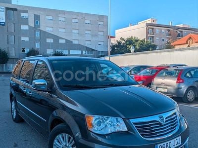 Negro Usado 2015 Lancia Voyager Monovolumen | 21.900 €