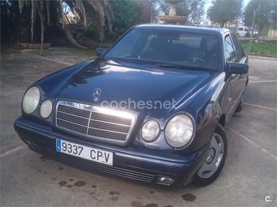 Usado Mercedes E220 Classic 125 CV (91 kW) 1997 Azul Familiar