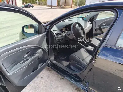 Usado Renault Mégane III Authentique 100 CV (73 kW) 2013 Negro Berlina