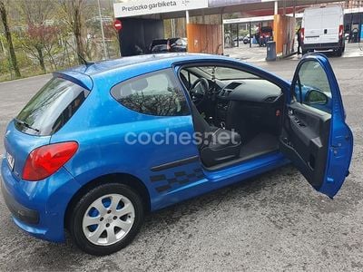 Usado Peugeot 207 70 CV (51 kW) 2007 Azul Berlina