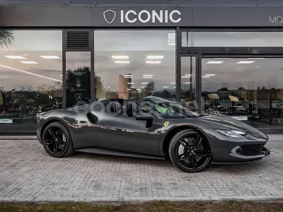 Usado Ferrari 296 831 CV (611 kW) 2024 Gris / plata Coupe