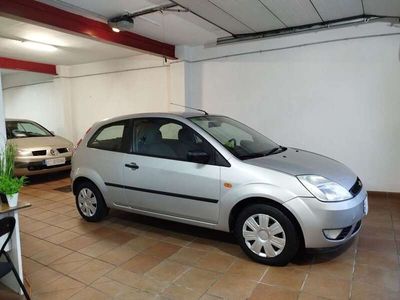 Usado Ford Fiesta Trend 80 CV (58 kW) 2003 Gris / plata Utilitario