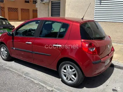 Usado Renault Clio II Authentique 75 CV (55 kW) 2007 Granate Berlina