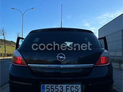 Usado Opel Astra Cosmo 100 CV (73 kW) 2006 Negro Berlina