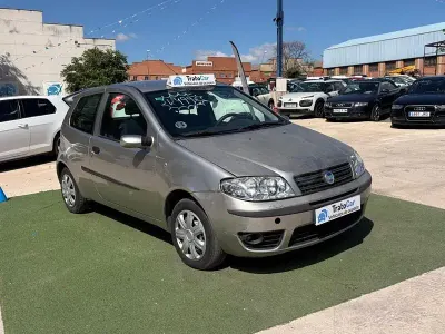 Usado Fiat Punto Dynamic 80 CV (58 kW) 2003 Gris / plata Utilitario