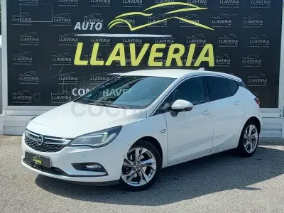 Usado Opel Astra Dynamic 136 CV (100 kW) 2016 Gris / plata Berlina