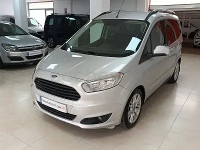 Usado Ford Tourneo Courier Titanium 100 CV (73 kW) 2017 Gris / plata Monovolumen
