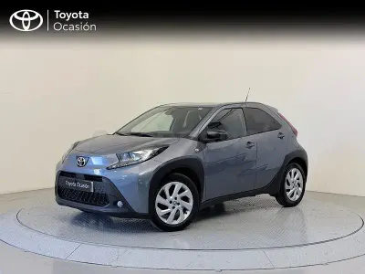 Usado Toyota Aygo X Play 72 CV (52 kW) 2024 Gris / plata SUV