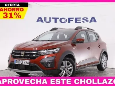 Usado Dacia Sandero Comfort 101 CV (74 kW) 2021 Granate Berlina