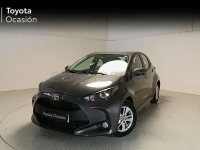 Usado Toyota Yaris 125 CV (91 kW) 2022 Gris / plata Utilitario