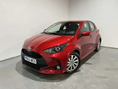 Usado Toyota Yaris Active 116 CV (85 kW) 2022 Rojo Utilitario