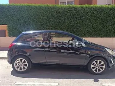 Usado Opel Corsa Selective 95 CV (69 kW) 2012 Negro Utilitario
