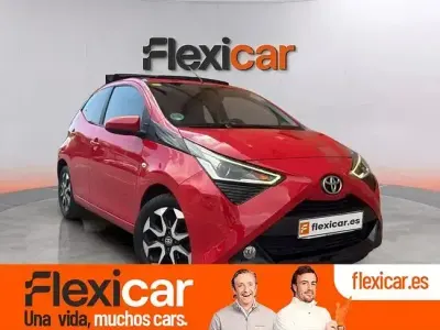 Usado Toyota Aygo X-wave 72 CV (52 kW) 2018 Rojo Utilitario