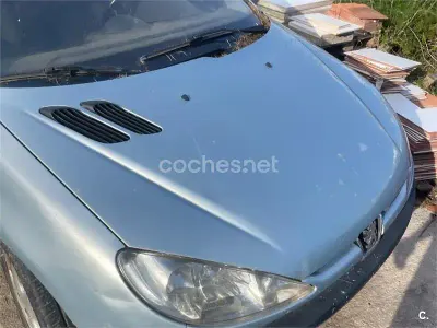 Usado Peugeot 206 110 CV (80 kW) 2003 Gris / plata Descapotable