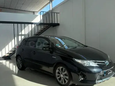 Usado Toyota Auris Hybrid Advance 136 CV (100 kW) 2014 Gris / plata Familiar