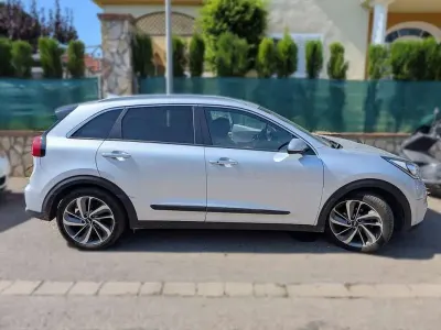 Usado Kia Niro 105 CV (77 kW) 2016 Gris SUV