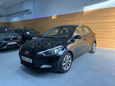 Usado Hyundai i20 84 CV (61 kW) 2015 Negro Berlina