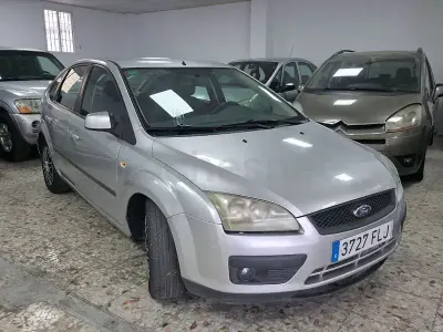 Begagnad Ford Focus Trend 109 HK (80 kW) 2007 Grå Sedan