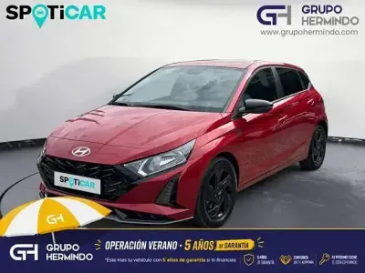 Usado Hyundai i20 Blackline 90 CV (66 kW) 2026 Rojo Utilitario