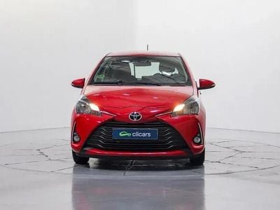 Używany Toyota Yaris Active 111 KM (81 kW) 2019 Czerwony Sedan/Limuzyna