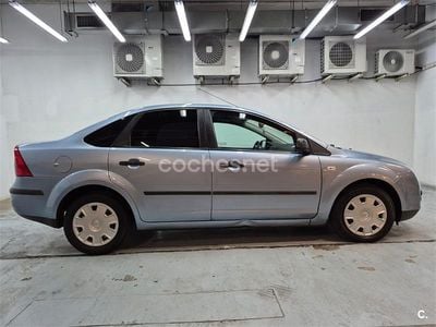 Usado Ford Focus Trend 90 CV (66 kW) 2006 Azul Berlina