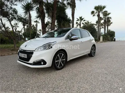Usado Peugeot 208 Allure 110 CV (80 kW) 2016 Blanco Utilitario