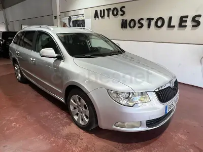 Usado Skoda Superb Elegance 140 CV (102 kW) 2011 Gris / plata Familiar