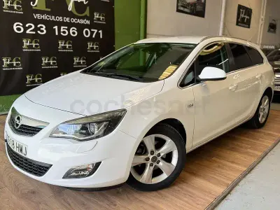 Usado Opel Astra Sportive 130 CV (95 kW) 2013 Blanco Familiar