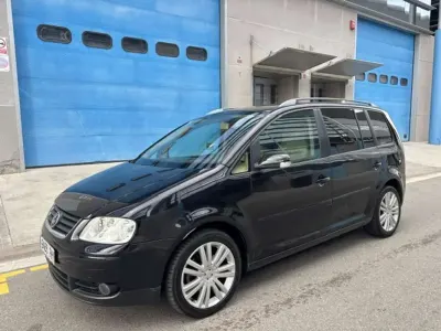 Usado VW Touran Highline 140 CV (102 kW) 2007 Negro Monovolumen