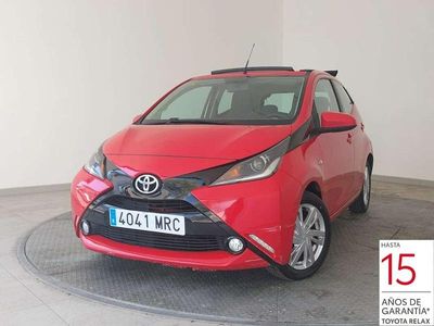 Usado Toyota Aygo X-play 69 CV (50 kW) 2015 Rojo Utilitario