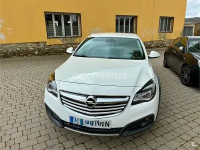 Usado Opel Insignia Country Tourer 195 CV (143 kW) 2014 Blanco Familiar