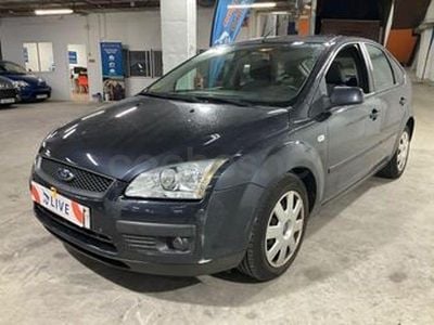 Usado Ford Focus Ghia 115 CV (84 kW) 2007 Gris / plata Berlina