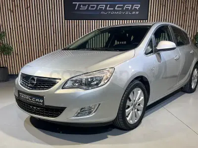 Usado Opel Astra Cosmo 110 CV (80 kW) 2011 Gris / plata Berlina