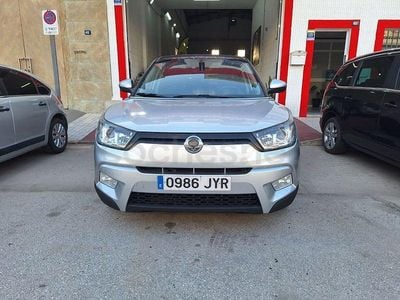 Usado Ssangyong (KGM) Tivoli Limited 115 CV (84 kW) 2017 Gris / plata SUV