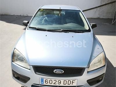 Usado Ford Focus Trend 90 CV (66 kW) 2004 Gris / plata Berlina